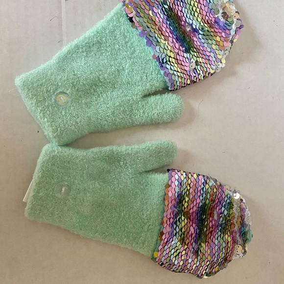 Mittens - Picture 2 of 10